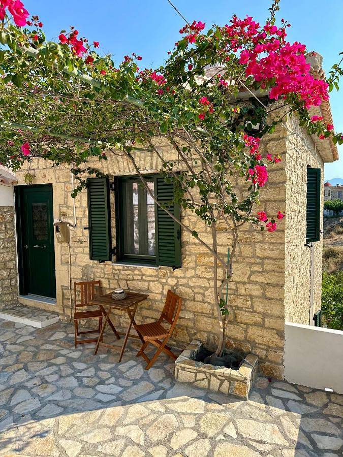Villa for 8 people, with view and garden, with pets in Meganisi
