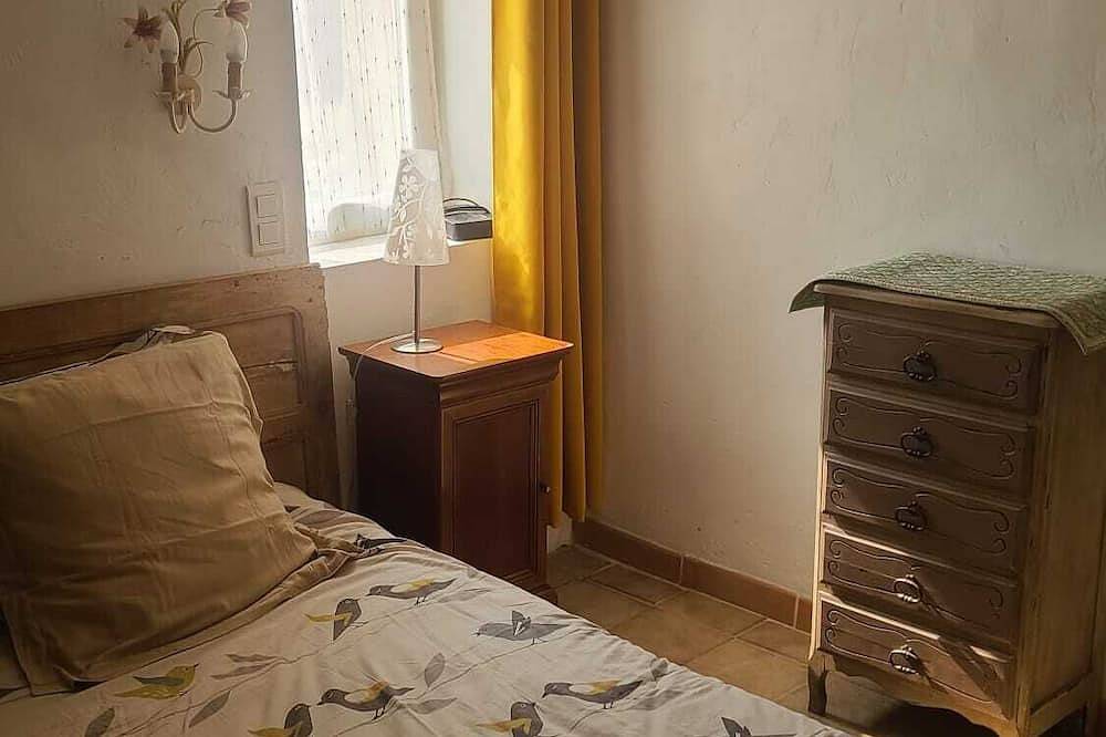 Appartement entier, Gite avec piscine à partager au milieu des vignes. Animal de compagnie accepté in La Tour-d'Aigues, Parc naturel régional du Luberon