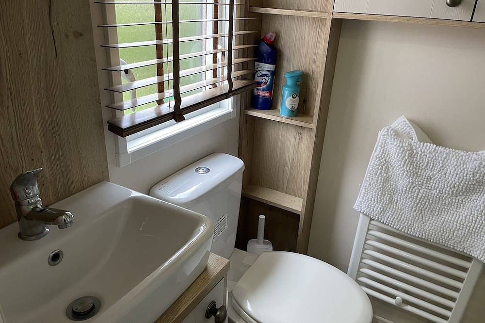 Avon Rose Stunning Dog-Friendly Caravan on Rockley Park, Poole Harbour, Dorset in Poole, Poole Harbour