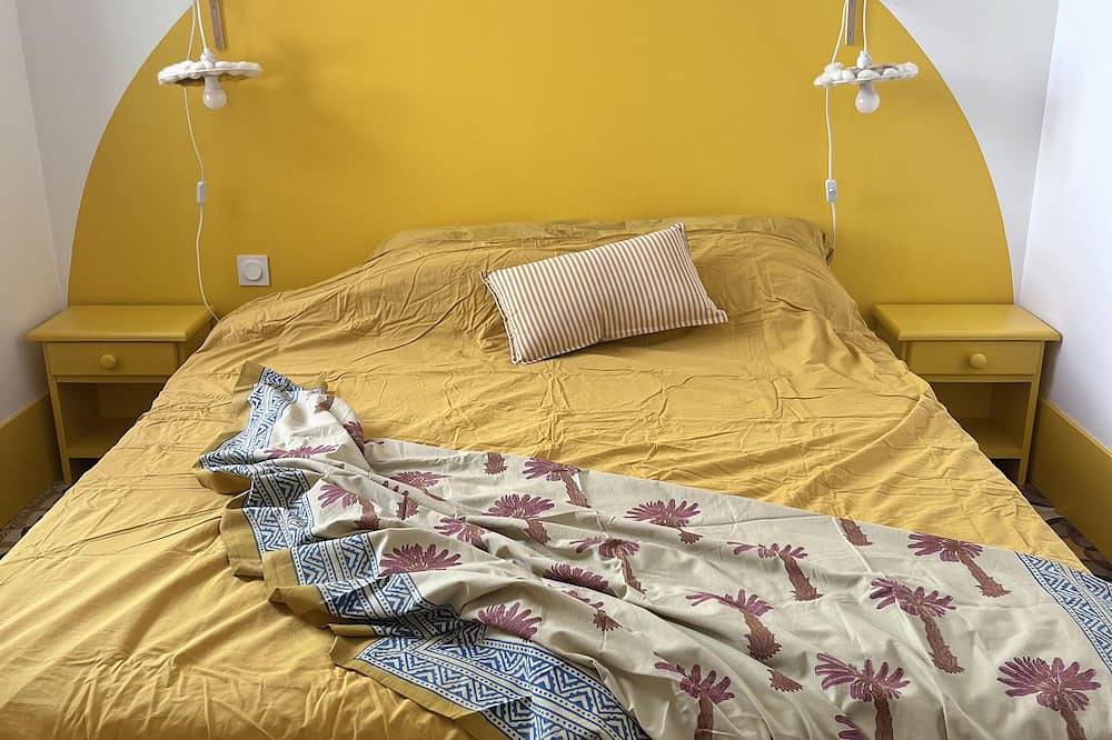 Appartement entier, Bel appartement, cœur de village et terrasse plein sud in Laroque-des-Albères, Région de Céret