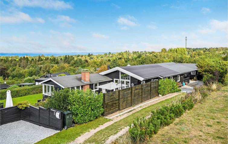 Ferieudlejning for 8 personer, med have og terrasse i Fårevejle