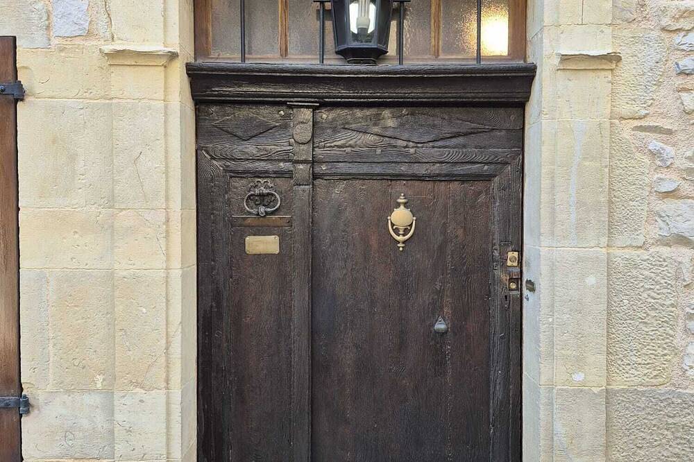 Spacioius holiday home with Ac in centre town of medieval Puycelsi in Puycelsi, Région d'Albi