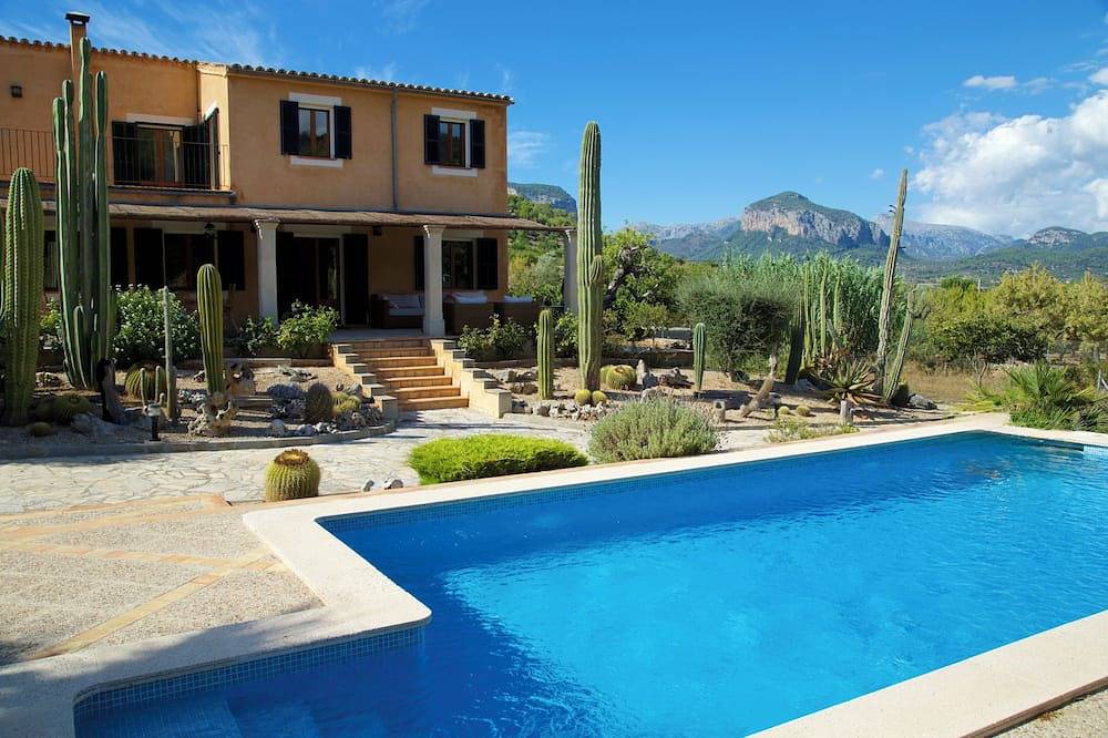 Beautiful country finca with saltwater pool and spectacular views in Alaró, Majorca Center