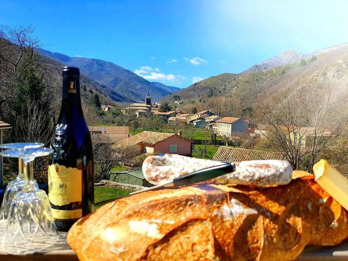Location de vacances pour 8 personnes, avec Balcon et Terrasse ainsi que Jardin et Vue à Mayres