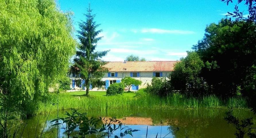 Chambre d’hôte pour 2 personnes, avec Terrasse ainsi que Jardin et Vue au Parc Naturel Régional du Marais poitevin