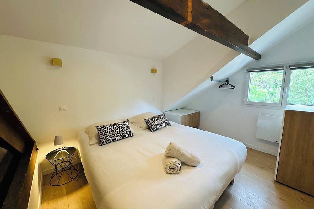 Large 10-bedroom house - Jacuzzi - Garden - Near Bordeaux & Tram in Villenave-d'Ornon, Bordeaux und Umgebung