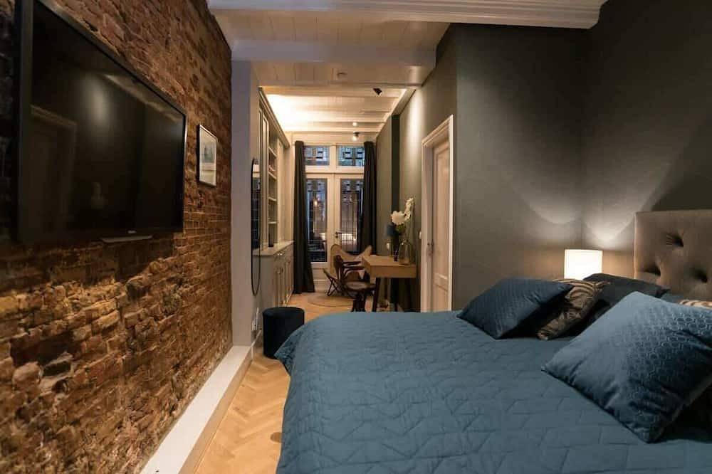 Bed & Breakfast for 2 People in Amsterdam Zuid, Dutch Coast