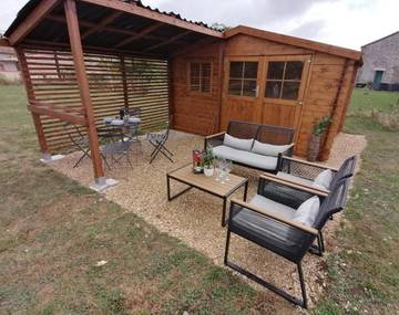 Camping pour 4 personnes, avec jardin et vue, animaux acceptés à Vienne (France)
