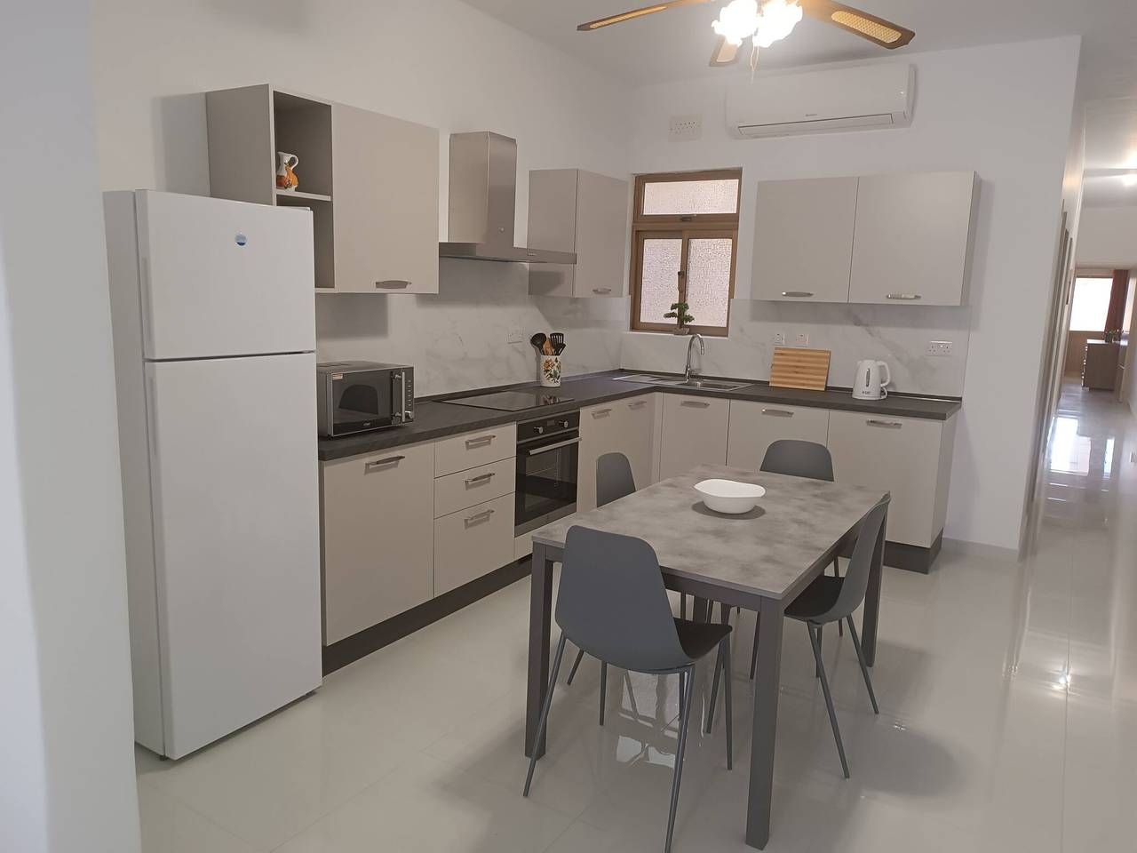 Appartement entier, Appartement 2 chambres élégant et spacieux en bord de mer in Marsalforn, Zebbug