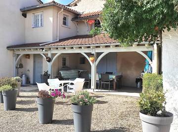 Gîte pour 4 personnes, avec piscine ainsi que jardin et terrasse dans la Loire