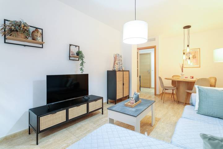 Entire apartment, Apartment 'En El Corazón Alicantino' with Balcony and Wi-Fi in El Barrio, Alicante
