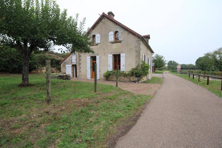 Gîte pour 5 personnes, avec jardin à Alluy