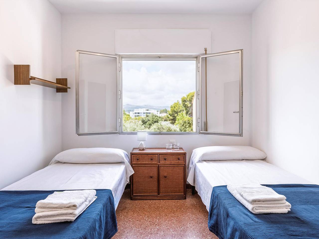 Entire apartment, Cozy Beachside Apartment with Pool and Balcony in Avenida de Augusta, Jávea