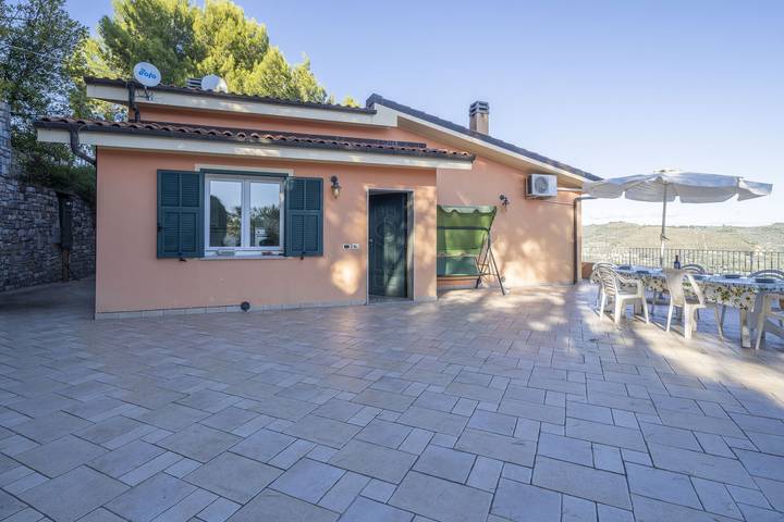 Ferienhaus mit Meerblick für 6 Personen, mit Garten und Terrasse sowie Whirlpool, mit Haustier in Imperia - 4