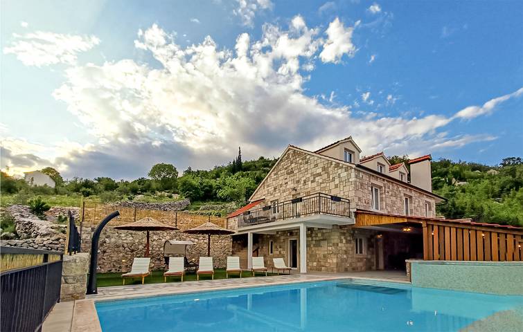 Modernes Apartment mit Pool, Terrasse, Parkplatz und WLAN in Srijane, Dalmatinisches Zagora