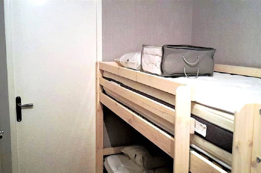 Ganze Wohnung, T2 centre ville, moderne, terrasse, parking, commerces in Luchon-Superbagnères, Bagnères-de-Luchon