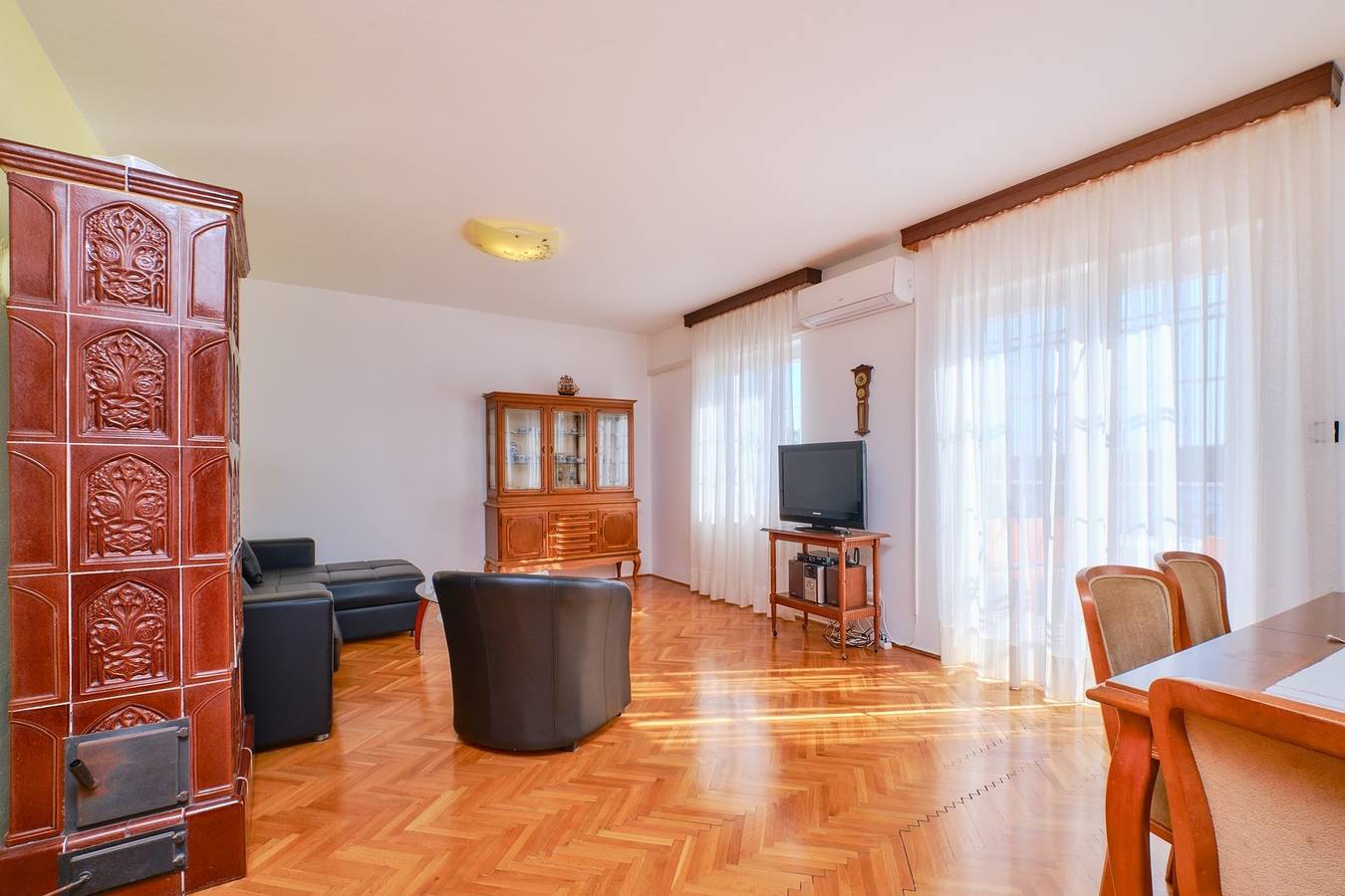 Ganze Wohnung, Das Apartment Katarina 2 befindet sich im ersten Stock eines Hauses in Poljana, Mali Lošinj. Die Wohnung ist für 6 Personen geeignet und verfügt über drei Schlafzimmer, Wohnzimmer, Küche, Esszimmer und zwei Badezimmer. Die Wohnung verfügt über eine Terrasse mit Meerblick. Den Gästen stehen ein Privatparkplatz und eine Gemeinschaftsterrasse mit Grill zur Verfügung. in Mali Lošinj, Cunski