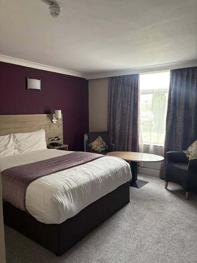 Hotel for 5 people, with Hot tub and Children pool as well as Pool and Sauna in Ennis