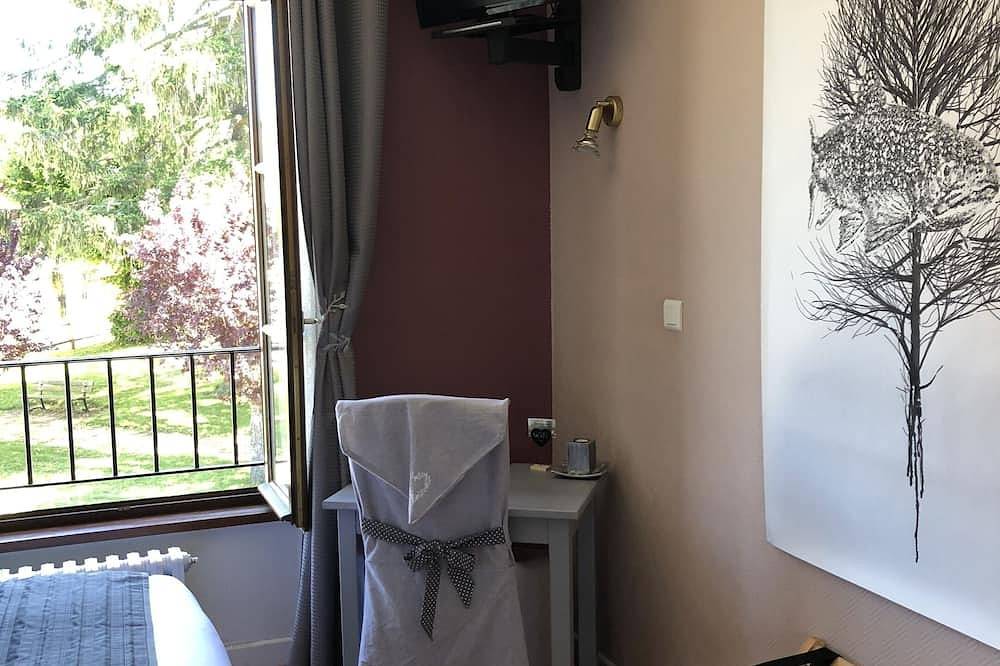 Chambre double-Doppelzimmer-Eigenes Badezimmer-Standard-Strassenblick in Manzat, Regionaler Naturpark Volcans d'Auvergne