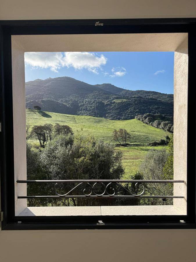 Location de vacances pour 6 personnes, avec Terrasse ainsi que Jardin et Piscine à Fozzano