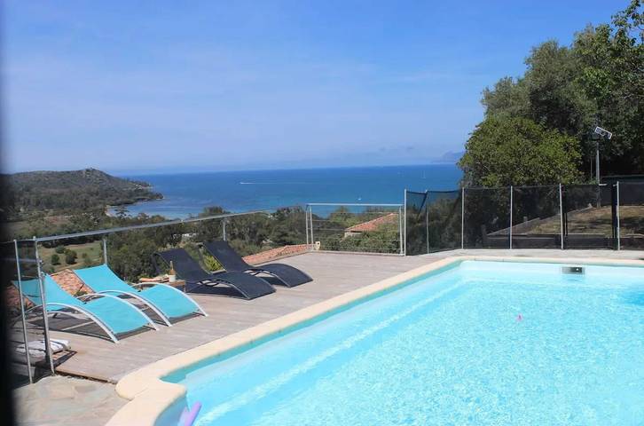 Location de vacances pour 12 personnes, avec Terrasse et Piscine à Saint-Florent