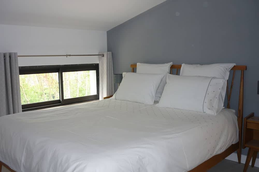 Entire apartment, Workshop n°2 for 6 with shared pool and sauna for lazy days in Semur-en-Auxois, Montbard region