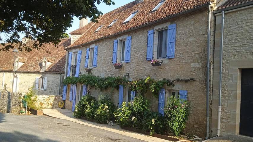 Location de vacances pour 7 personnes, avec Terrasse ainsi que Jardin et Piscine à Reilhaguet