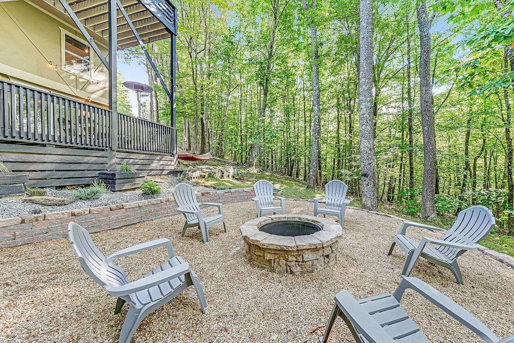 Dog-Friendly Wooded Chalet w/ Fast Wifi, a Private Hot Tub & Furnished Decks in Beech Mountain, Watauga County