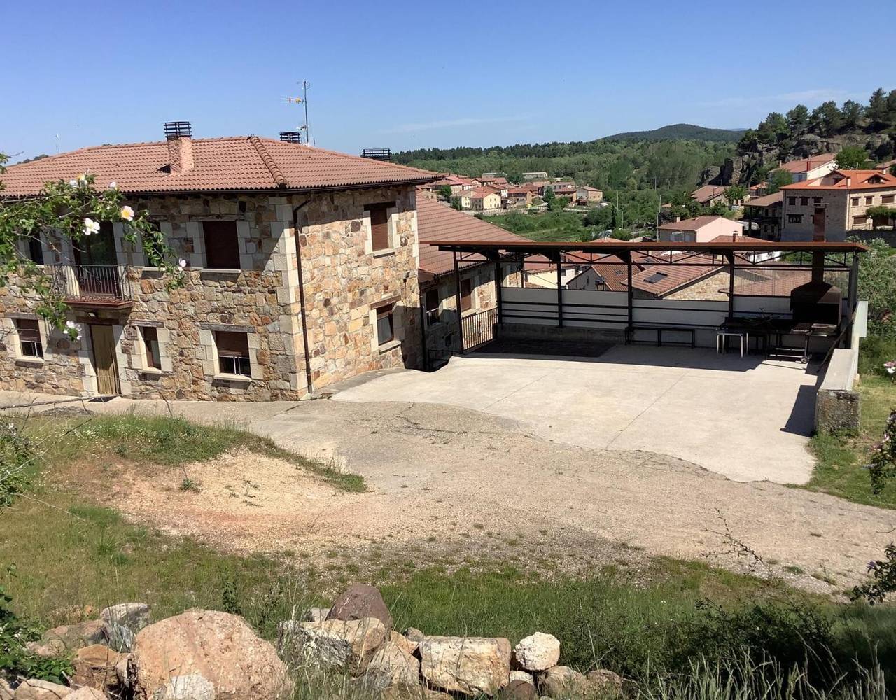 Ferienwohnung "Casa Rural Roblegordo" mit Bergblick, privater & gemeinsamer Terrasse in Rabanera del Pinar, Burgos Provinz