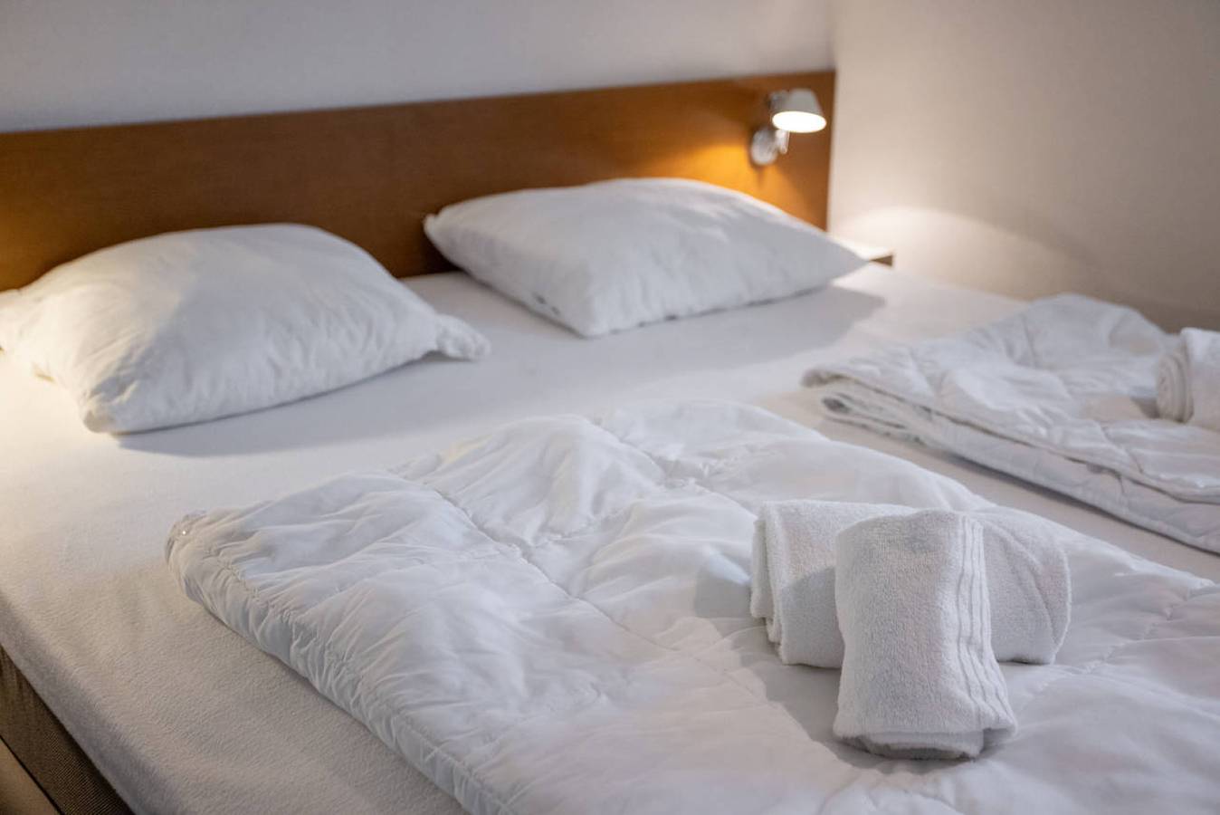 Kleines, gemütliches Ferienhaus für 4 Personen direkt am See mit traumhaftem Blick in Friesland