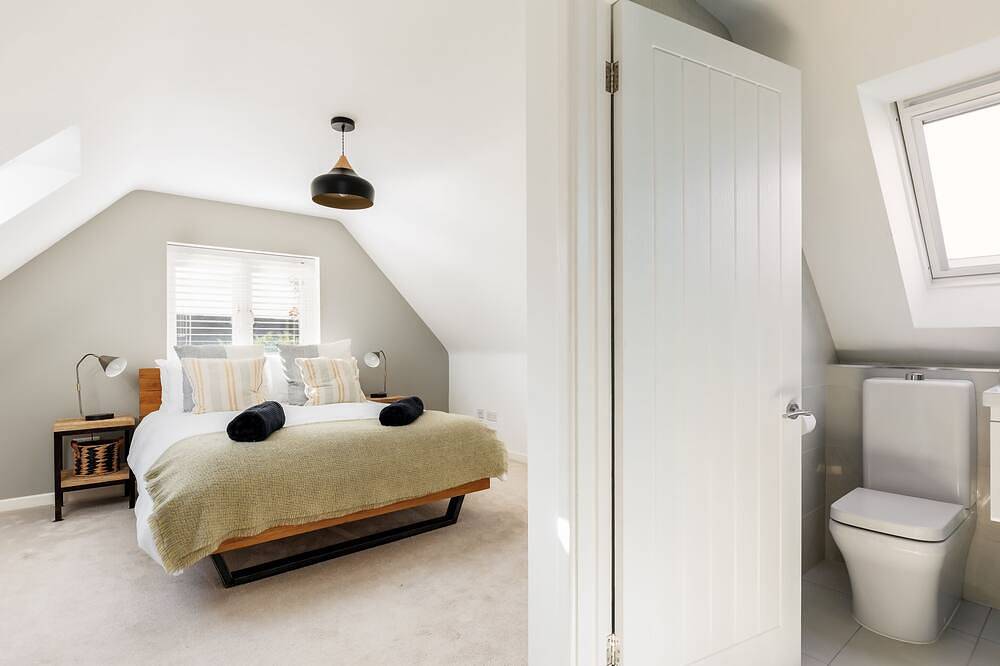 Ashtree House - Three Bedroom Detached House in Barton on Sea, Hampshire