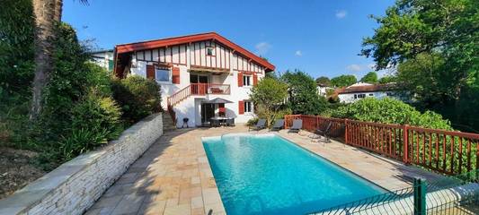 Cottage pour 2 personnes, avec piscine ainsi que vue et jardin à Ascain