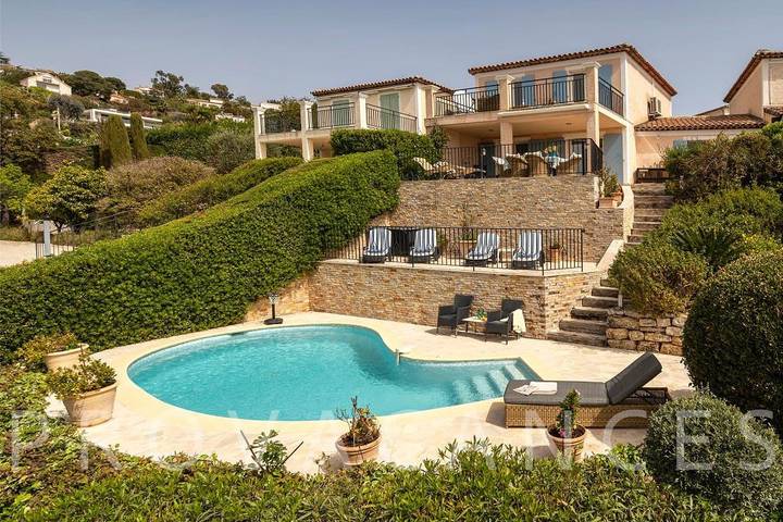 Villa pour 6 personnes, avec Balcon/Terrasse ainsi que Jardin et Piscine