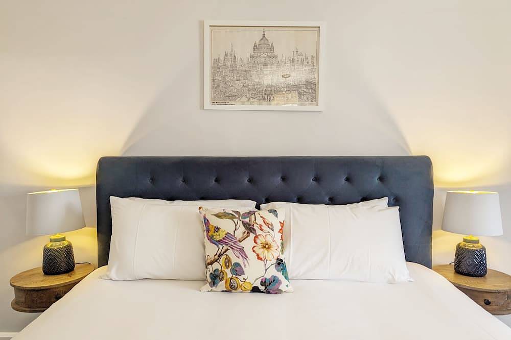 Cloisters Cottage -  a cottage that sleeps 6 guests  in 3 bedrooms in Chichester, West Sussex