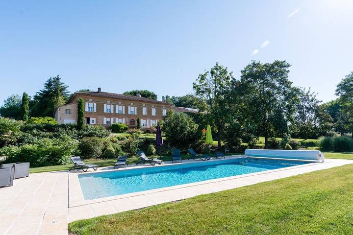 Gîte pour 11 personnes, avec Terrasse ainsi que Jardin et Piscine à Giroussens