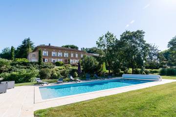 Gîte pour 11 personnes, avec piscine ainsi que terrasse et jardin à Giroussens