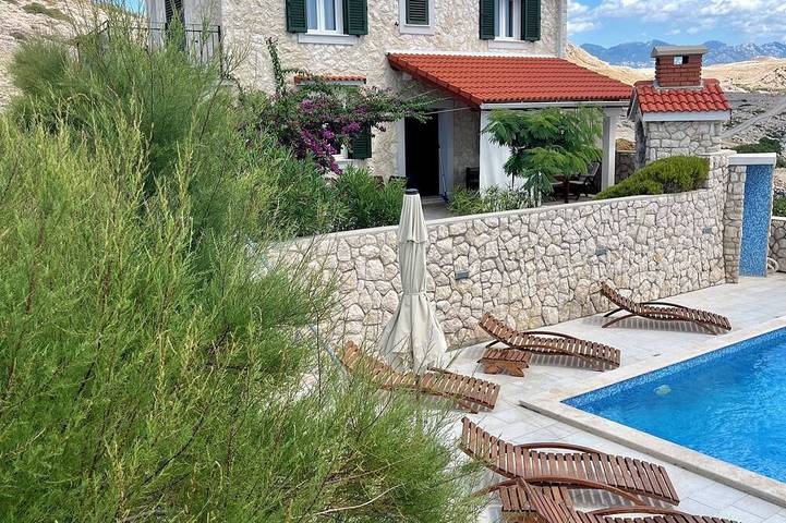 Villa for 5 people, with balcony and pool in Novalja