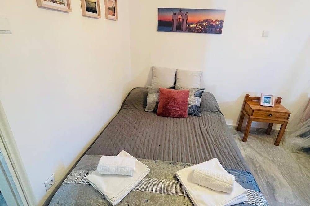 Ganze Wohnung, No:3 Self Catering family apartment short walk to Agathopes, Komito and Fetouri in Poseidonia, Syros