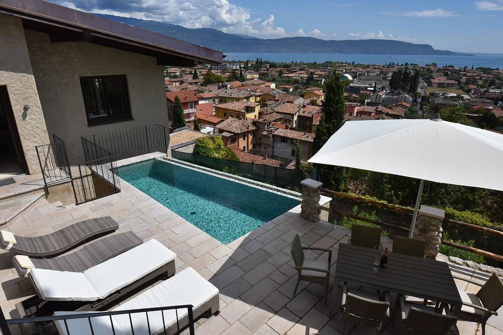 Villa über den Dächern von Maderno mit Pool, Sauna und Sensationsblick!! in Maderno, Toscolano-Maderno