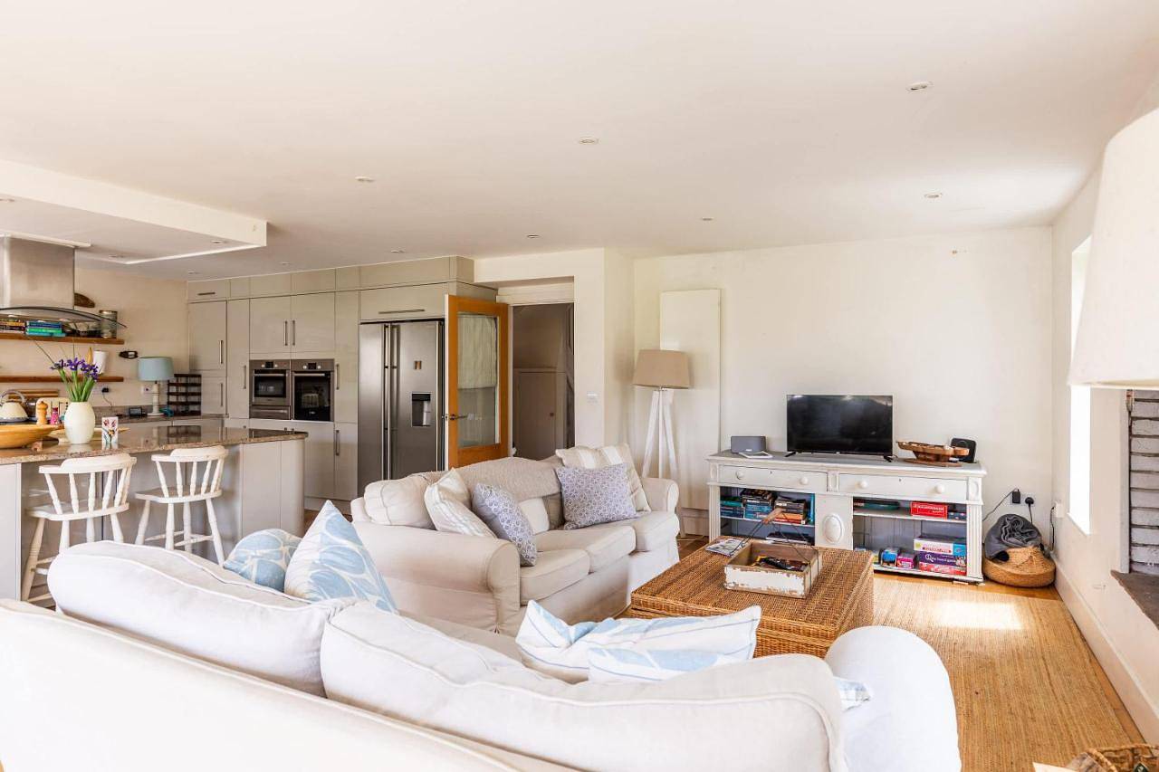 5 Bedroom Family Friendly Beach House - a skip to the water! in West Wittering, West Sussex