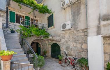 Ferienhaus für 8 Personen, mit Terrasse in Baska Voda