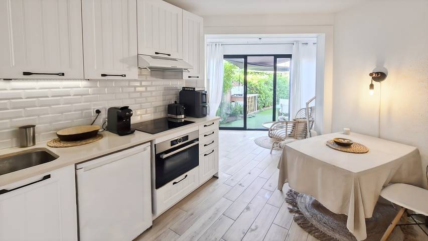 Apartamento entero, Apartamento 'La Perle De L'Argentière' con terraza privada, Wi-Fi y aire acondicionado in La Londe-les-Maures, Parque nacional Port-Cros