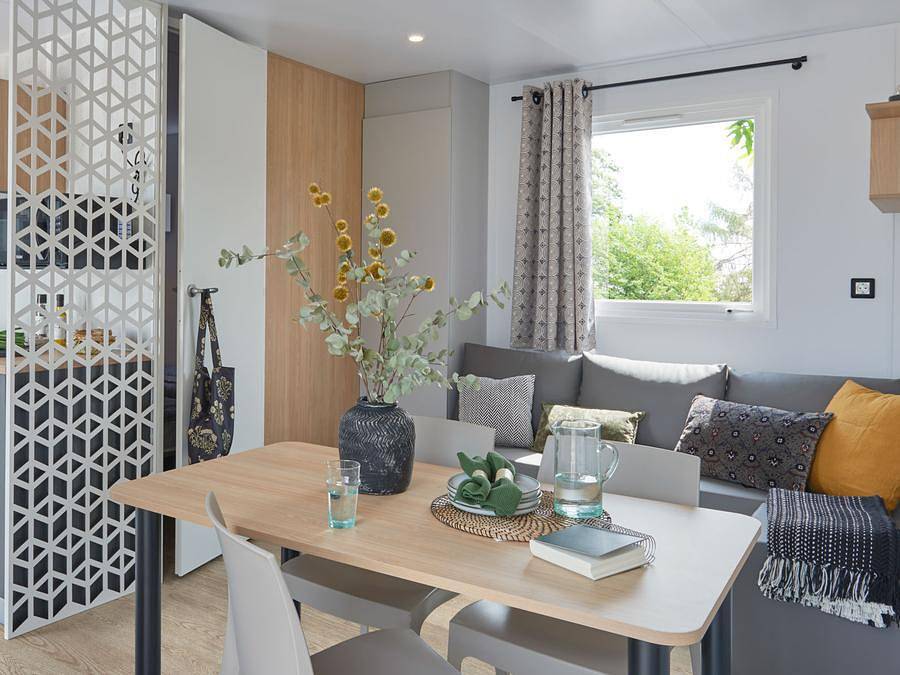 Flower Camping Monplaisir | Camping Oléron 4 étoiles - Mobilhome 4 personnes - Premium 30 m² - 2 chambres (draps + serviettes inclus) - terrasse semi couverte in Saint-Trojan-les-Bains, Côte de Beauté