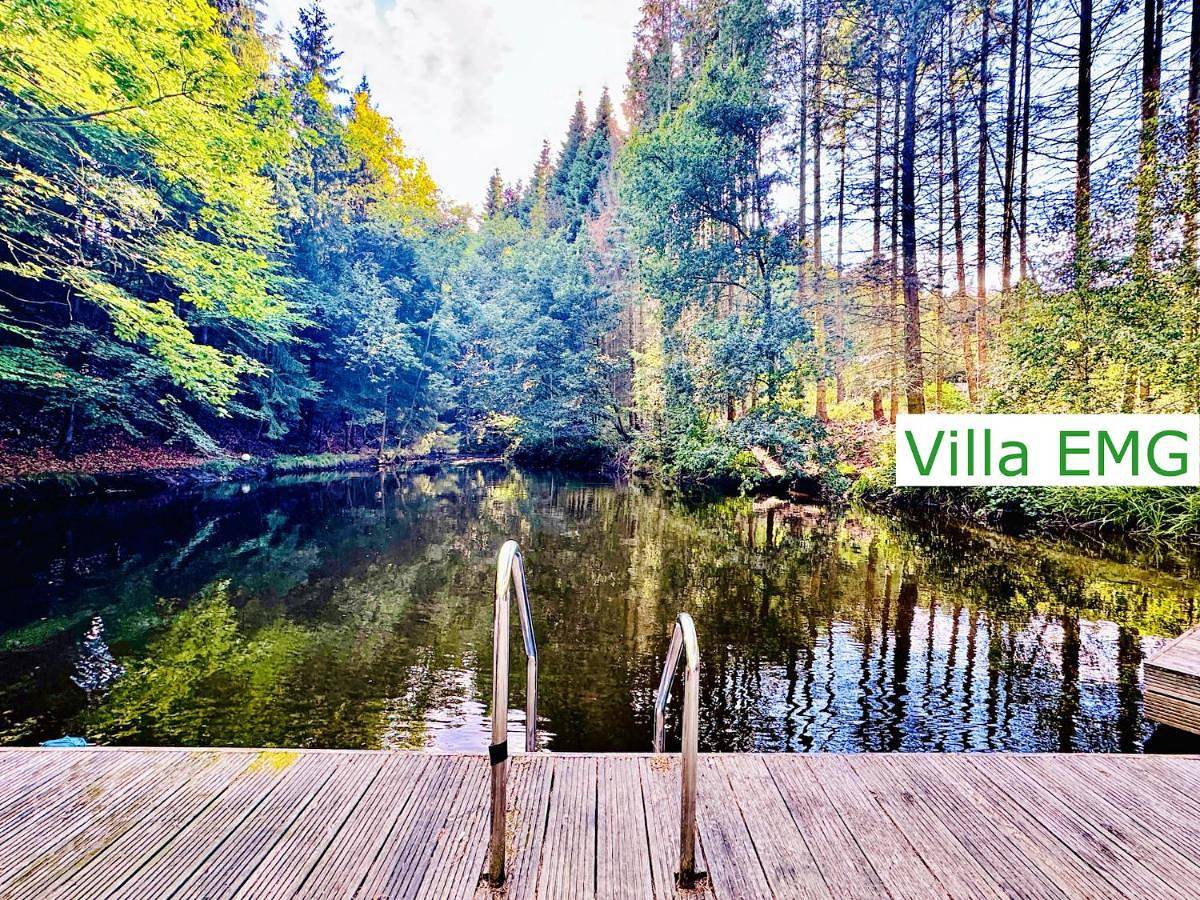 Villa Emg Ferienhaus in Alleinlage mit Privatsee Jacuzzi und Sauna für bis zu 22 Personen bei Osnabrück in Preußisch Oldendorf, Wiehengebirge