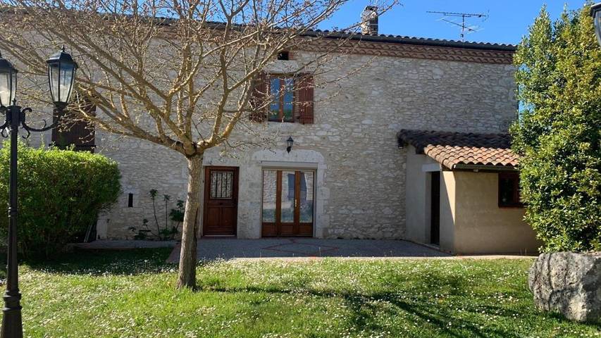 Location de vacances pour 6 personnes, avec jardin ainsi que vue sur le lac et vue à Taïx