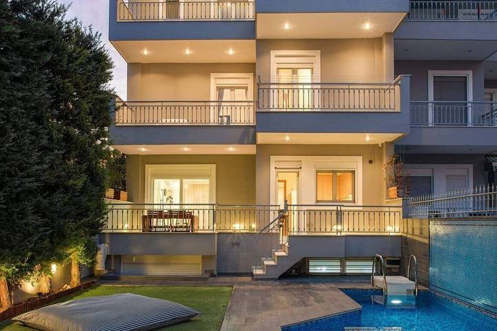 Villa für 11 Personen, mit Garten und Whirlpool sowie Balkon in Voula