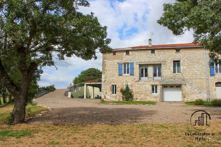 Location de vacances pour 6 personnes, avec Balcon et Jacuzzi ainsi que Terrasse et Jardin à Sainte-Croix (Tarn)