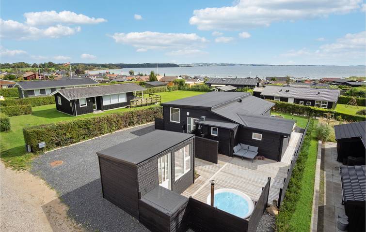 Ferieudlejning for 6 personer, med Terrasse og Have i Følle Strand