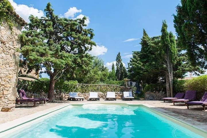 Gîte pour 4 personnes, avec piscine ainsi que terrasse et jardin