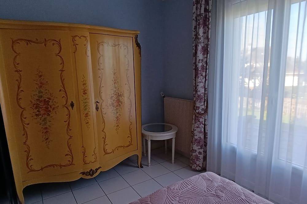 Gîte tout confort calme, vue sur mer, terrasses et piscine intérieure chauffée in Ver-sur-Mer, Côte de Nacre